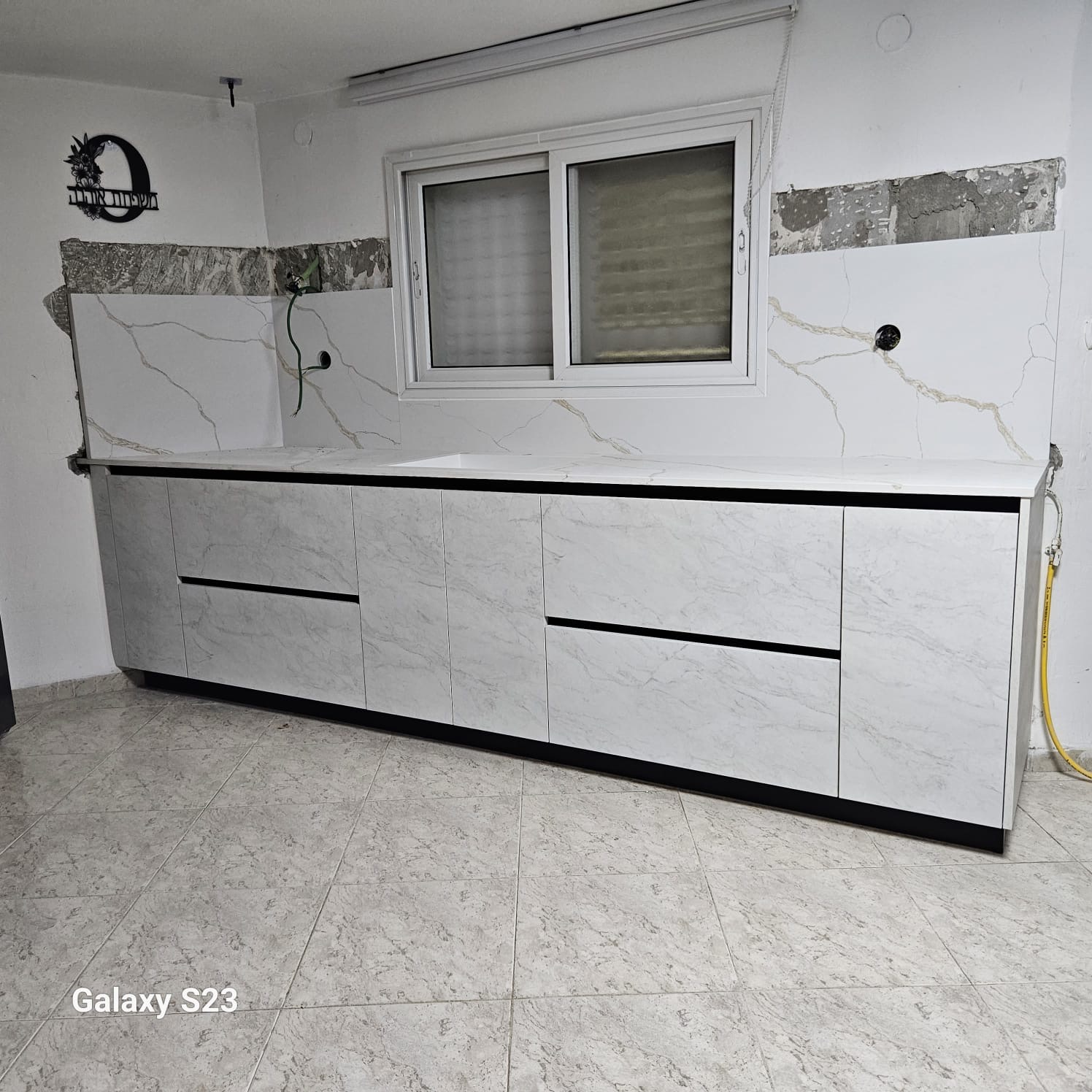 מטבח בגימור שיש קלקטה מלא – חזיתות, משטח וחיפוי קיר – עיצוב פרימיום בהתאמה אישית